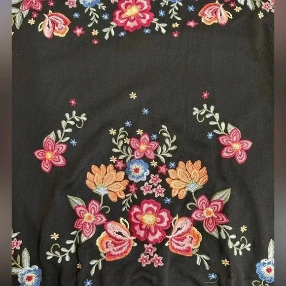 Andree by Unit Black Pull Over Floral Embroidered Sweater Women’s size Small - Picture 11 of 11